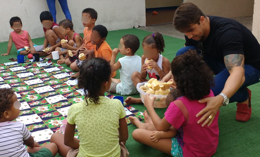 Há mais de 1 ano, o empresário Philipe Batista de Freitas é parceiro da ADRA, doando o pão quentinho para as crianças da Casa de Acolhimento de Vila Velha
