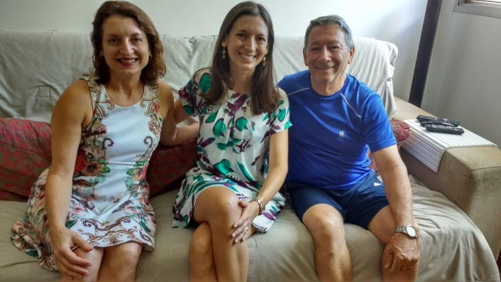 Carina Charpinel Ventorini e seus pais Elzamara e Sergio compartilham o mesmo amor solidário de toda a família, há 3 anos, com as crianças e adolescentes da Casa de Vivencia em Vitoria