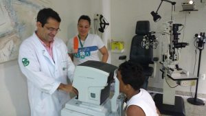 Voluntario da ADRA, o oftalmologista dr. Myke Carlos da Silva, há 4 anos atende gratuitamente os acolhidos da Casa de Acolhimento de Viana em seu consultório particular
